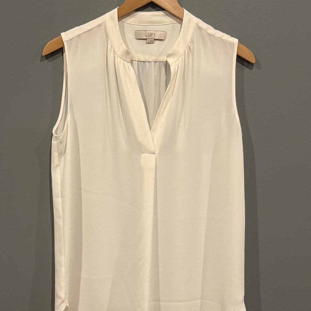 *GENTLY WORN* LOFT Size S Sleeeless Split Neck High-Low Top